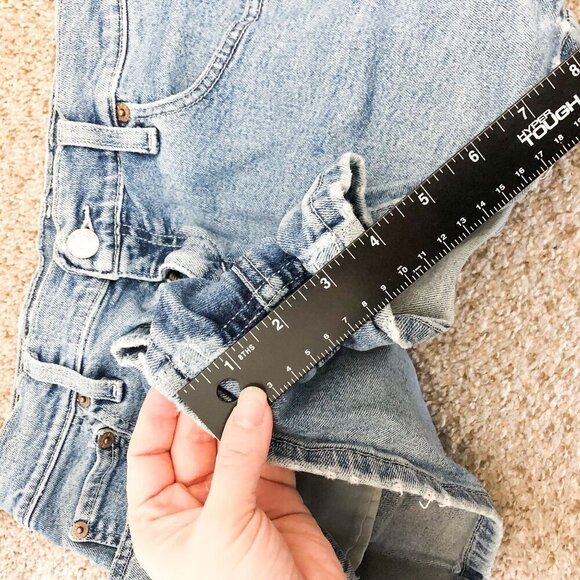 Levi's Light Wash Denim Shorts 26 Womens Mid Rise Jean Shortie - Picture 10 of 10